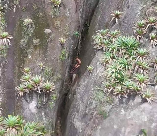 Kimse nedenini çözemedi! 300 metrelik vadide çıplak şekilde mahsur kalan genç adam güçlükle kurtarıldı