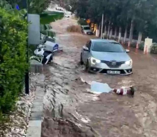 Su hattı patladı, cadde göle döndü, esnaf isyan etti
