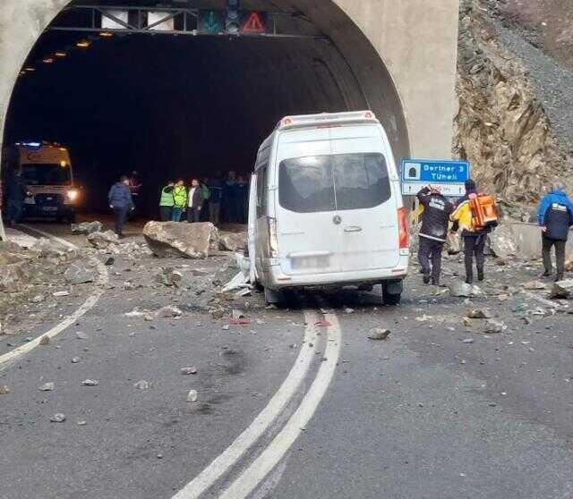 Heyelan anına ait görüntüler ortaya çıktı! Dev kayalar, servis aracına böyle isabet etmiş