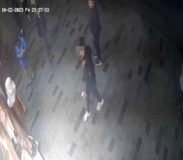 Korsan taksiciyi gasp eden adam, Taksim'de 'Ben Robin Hood'um' diyerek parayı önüne gelene dağıttı