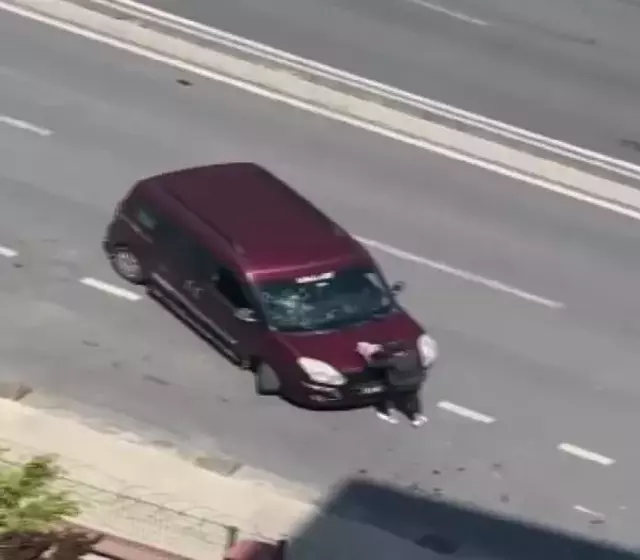 Kadın sürücü, kendi cipine çarpan aracı yol ortasında pert etti