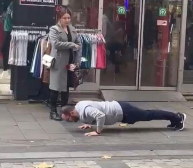 Yanındaki kadın cadde ortasında şınav çektirdi, görenler şaşkına döndü