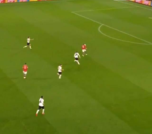 UEFA, 'Sansasyonel' başlığıyla paylaştı! Merih'in akılalmaz müdahalesine beğeni yağıyor