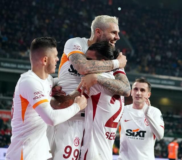 Aslan gövde gösterisi yaptı! Galatasaray, Başakşehir'i 7 golle geçti