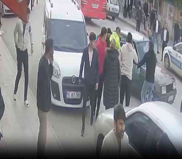Düğün konvoyunda zarf kavgası! Yere düşen arkadaşının üzerinden otomobille geçti