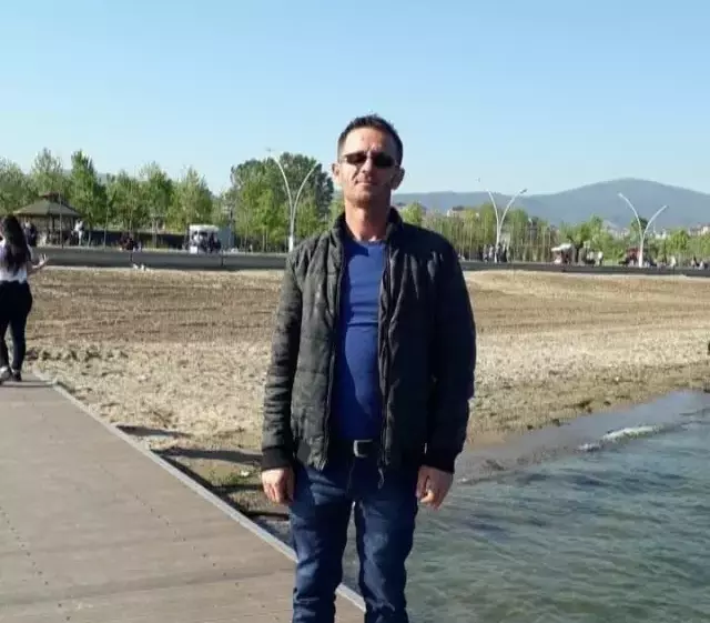 Oturma odasında eşini vahşice katletti