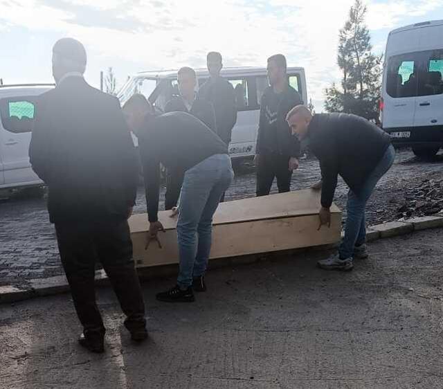 Kazada ölen çocukların cenazeleri karıştı! Defnedilenin mezarı açılıp, aileye teslim edildi