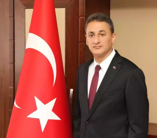 Trafik kazası geçiren eski Bitlis Valisi Erol Karaömeroğlu hayatını kaybetti