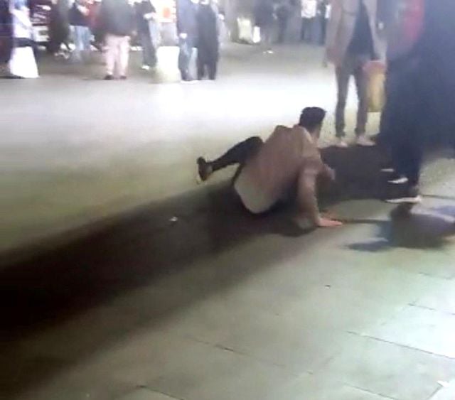 İstanbul'da yabancı uyruklular birbirine girdi! Tekme, yumruk ve silahların konuştuğu kavga kamerada