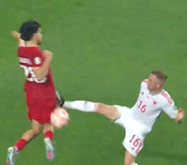 Yürekler ağza geldi! Ferdi Kadıoğlu'na yapılan faul kariyerini bitirebilirdi