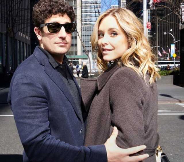 Amerikalı oyuncu Jenny Mollen çırılçıplak soyunup otostop çekti