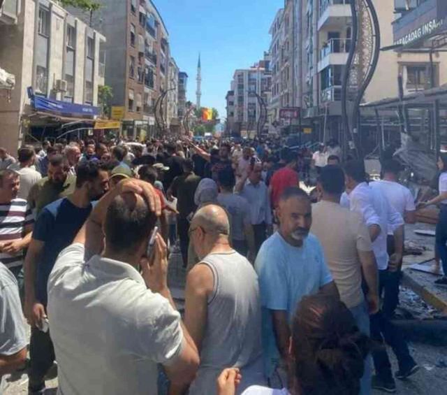 İzmir'deki doğal gaz patlamasından ilk görüntüler! Ortalık resmen savaş alanına döndü
