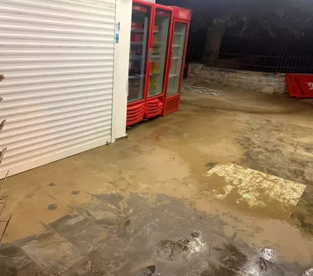 Su hattı patladı, cadde göle döndü, esnaf isyan etti