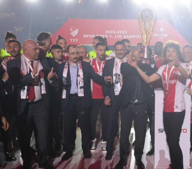 TRT yayını kesti! TFF Başkanı Büyükekşi Bakan Muş'un statta olduğunu söyleyince taraftar yuhaladı