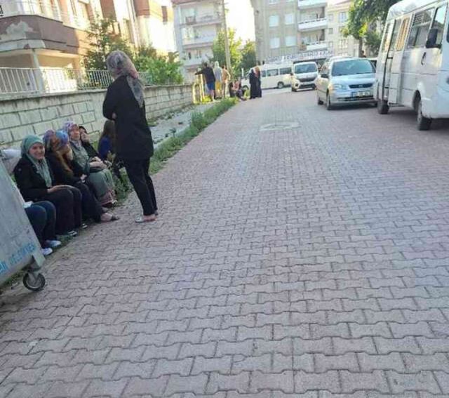 Afyonkarahisar'da korkutan deprem! Vatandaşlar panikle sokaklara fırladı