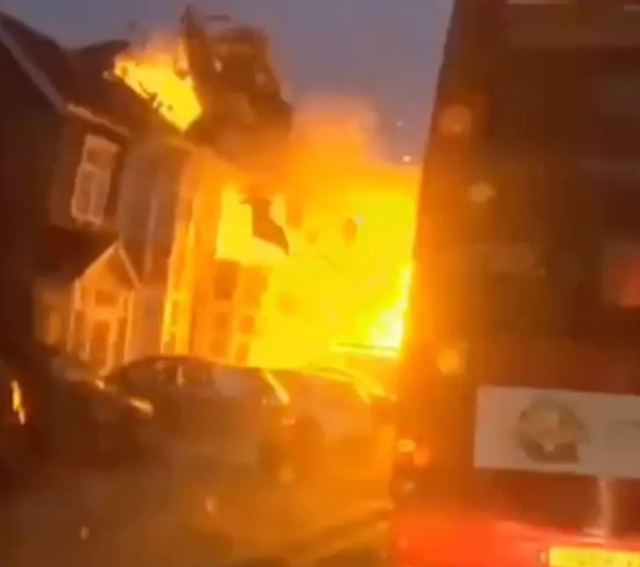 60 itfaiyecinin yangına müdahale ettiği sırada yanan ev, bomba gibi patladı