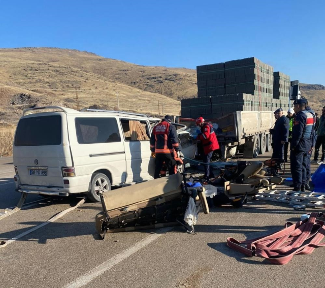 En acı cenaze! Yan yana tabutlar görenleri kahretti