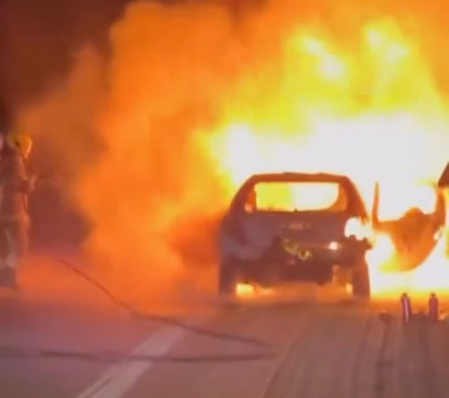Seyir halindeki otomobil alev topuna döndü: Aracının yanışını çaresizce izledi