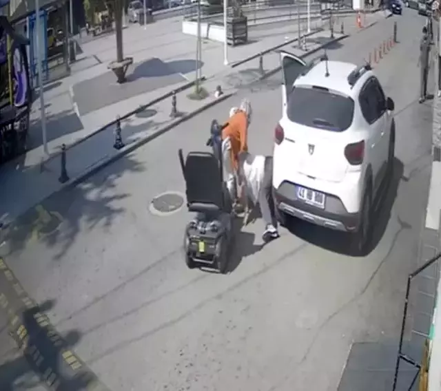 Bu kadın bir kahraman! Saniyeler içinde hem eşini hem de yaşlı kadını kurtardı