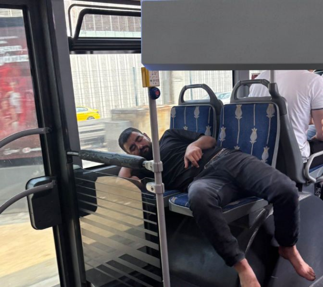 Metrobüste pes dedirten görüntü