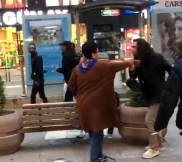 Çantasıyla herkese saldırdı, vatandaş neye uğradığını şaşırdı