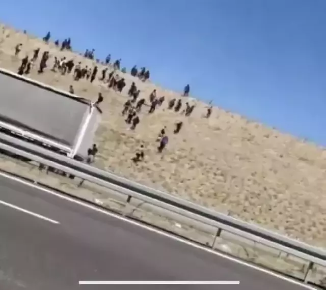 Niğde'yi karıştıran görüntü! Onlarca göçmen tırdan inip yerleşim yerlerine dağıldı