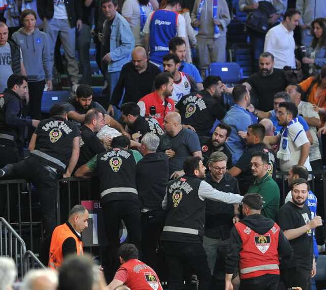 Güvenlik güçleri zor ayırdı! Anadolu Efes-Fenerbahçe Beko maçında kavga çıktı