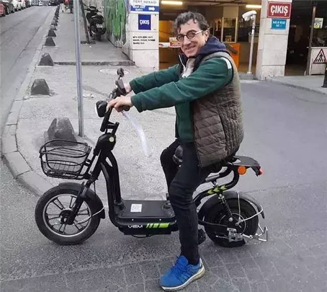 Ayna'nın Solisti Tanınmaz Halde! Güneş Gözlüklerini Çıkarttı