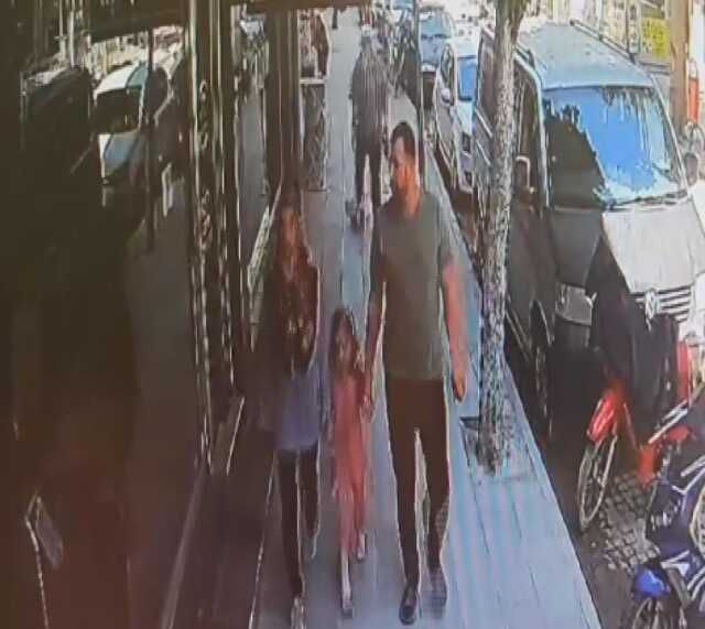 Kaldırımda yürüyen baba ve kızın üstüne beton parçaları düştü