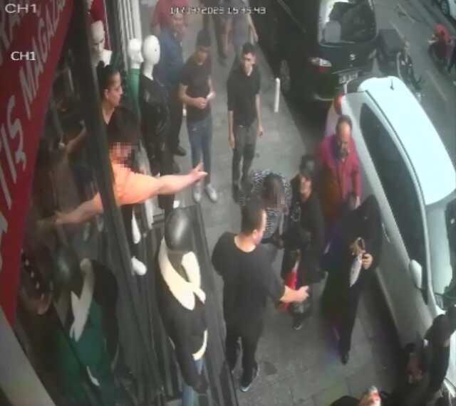 20 aracı yumruklayan şahıs esnaftan dayak yedi! Tek yumrukla yere serildiği anlar kamerada