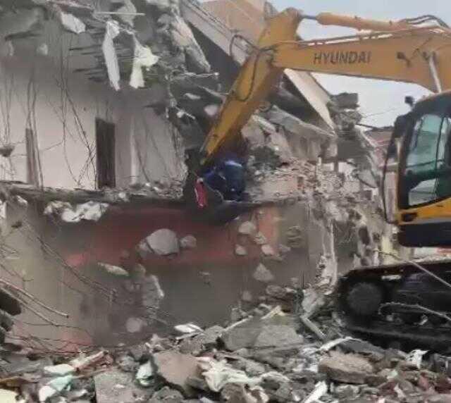 Türk bayrağı için yıkım durdurup kepçe üstüne çıkmıştı, o anları anlattı