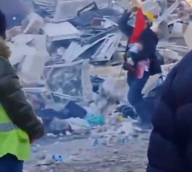 Yıkılan binanın enkazından çocuğunun kıyafetlerini bulan babanın feryadı yürekleri dağladı