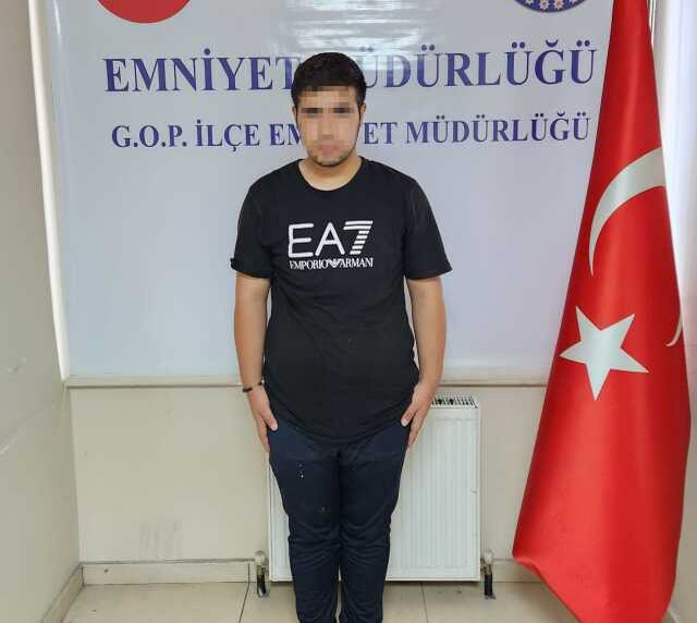 Polis araçlarının yanında silahlı fotoğraflar çekip paylaşan genç gözaltına alındı