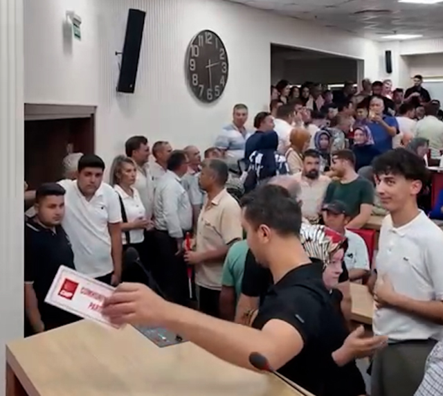 Çerçioğlu gerilimi sürüyor! Belediye meclis salonuna girip CHP logolu kartları yere attılar Çerçioğlu gerilimi sürüyor! Belediye meclis salonuna girip CHP logolu kartları yere attılar