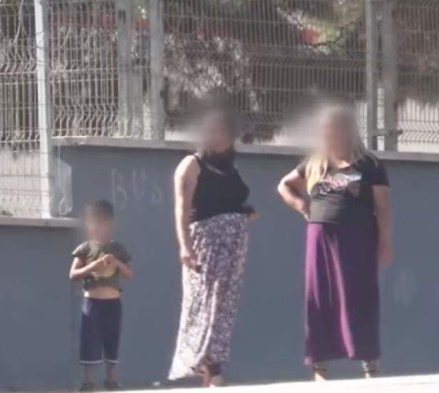 Şehrin ortasında güpegündüz fuhuş pazarlığı! Yanlarındaki küçük çocuğa aldırmadan, bir araçtan inip diğerine bindiler