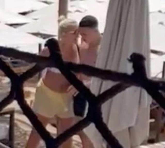 Yıldız futbolcunun telefonunu karıştıran sevgilisi çılgına döndü! Plajdan atıldılar