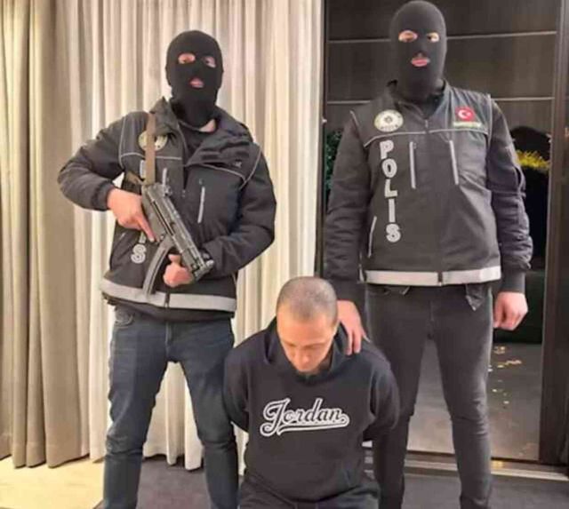 Kırmızı bültenle aranan 2 uyuşturucu baronu İstanbul'da yakalandı