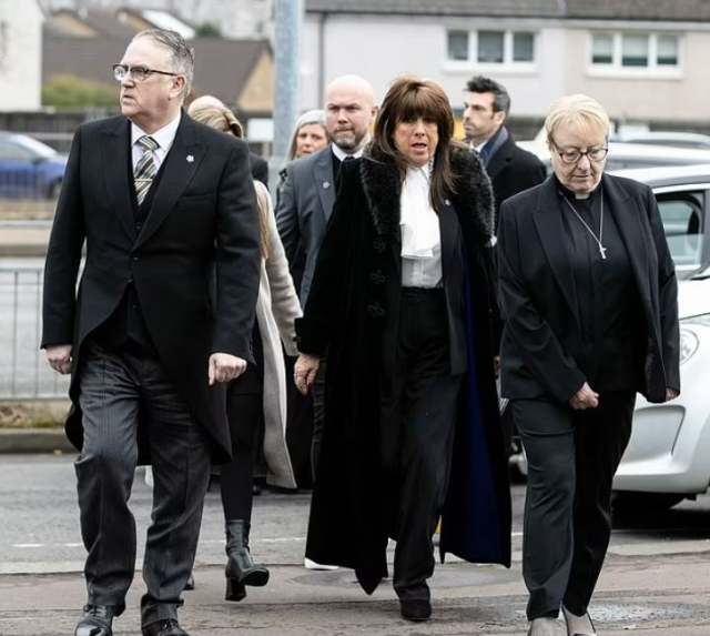 Ünlü teknik direktörün oğlu aile kavgası yüzünden babasının cenazesini terk etti