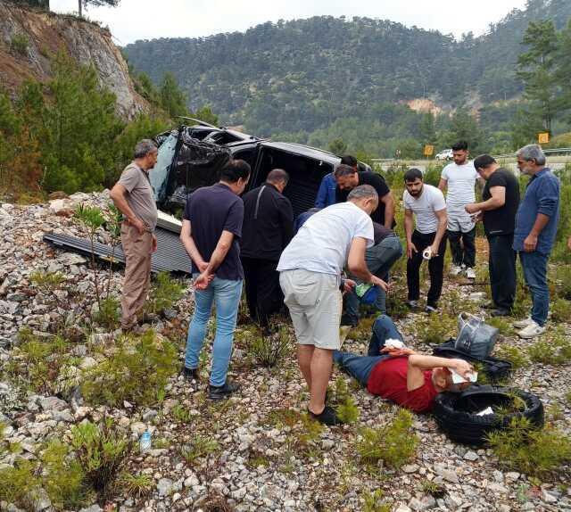 Eski Ekonomi Bakanı Nihat Zeybekci trafik kazası geçirdi