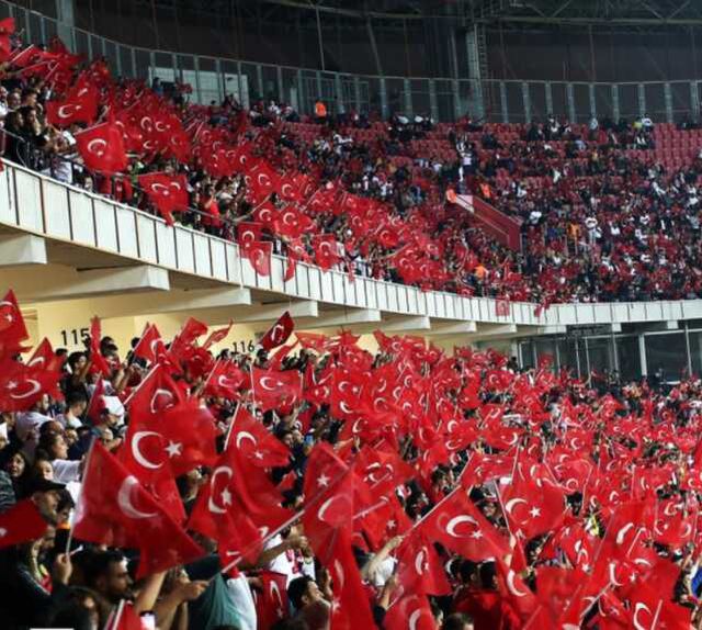 Tüyler diken diken! Türkiye-Ermenistan maçında görsel şölen