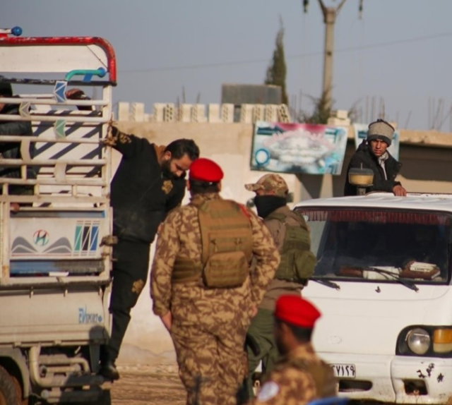 Suriye'de YPG'ye rağmen insani koridor açıldı, binlerce sivil yollara düştü