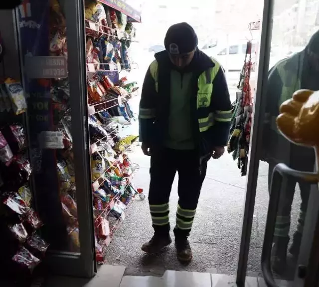'Market kirlenmesin' diye çamurlu ayakkabılarını çıkarıp, alışveriş yaptı
