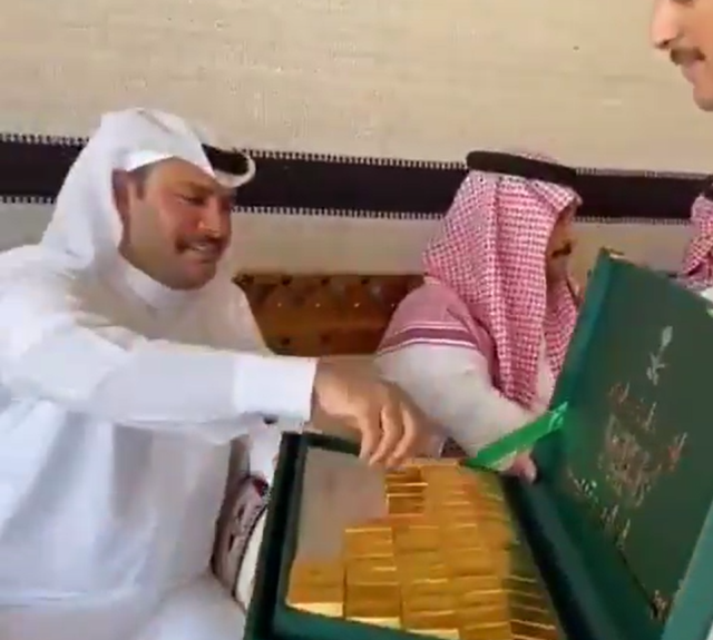 Gelin'in erkek kardeşi, damadın ailesine 24 ayar altın külçe dağıttı