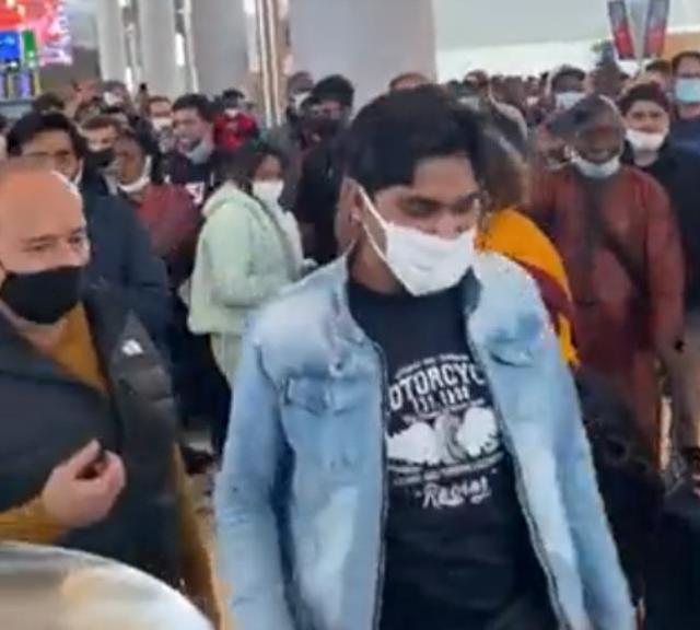 Kar nedeniyle İstanbul Havalimanı'nda mahsur kalan yolculardan 'Otele ihtiyacımız var' protestosu