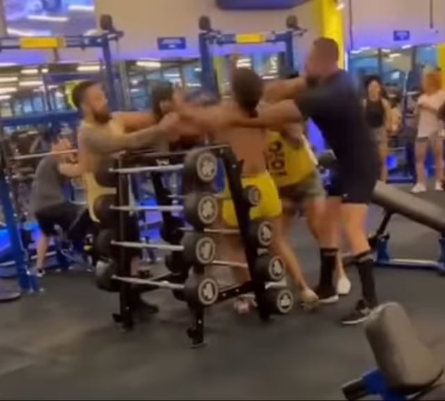 İki kadın arasında egzersiz aleti yüzünden çıkan kavga spor salonunu savaş alanına çevirdi