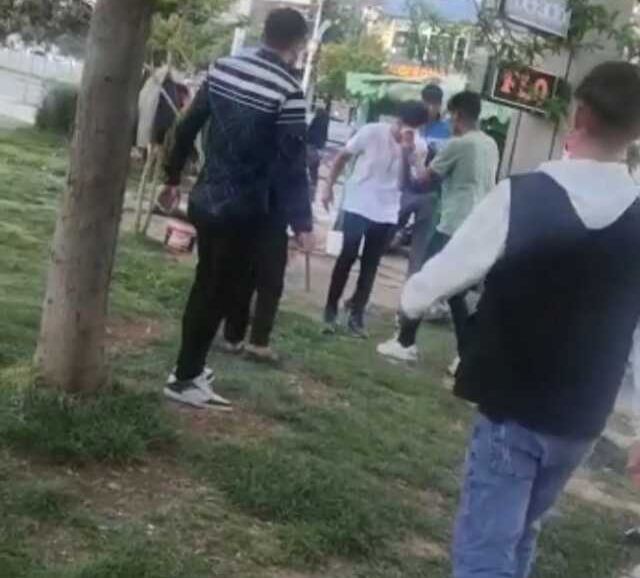Parkta çocukları dövüp, bıçaklayıp cep telefonlarını gasp ettiler