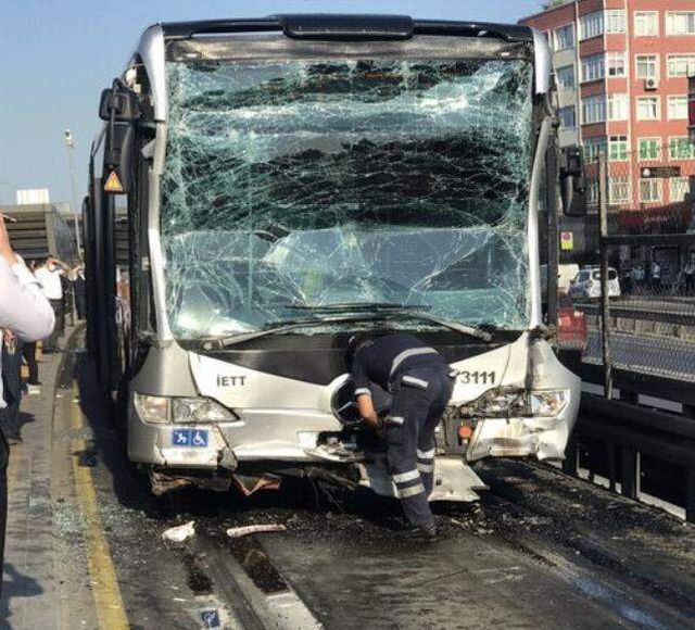 Küçükçekmece'de metrobüs kazası! Yaralılar var