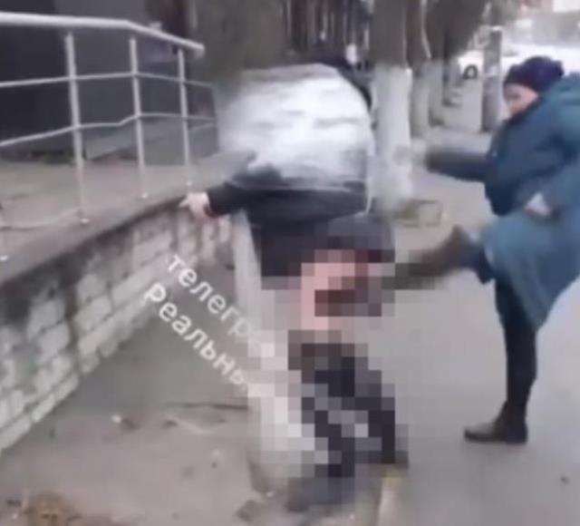 Savaşın diğer yüzü! Ukrayna halkı fırsattan istifade yağma yapanları soyup direğe bağlıyor