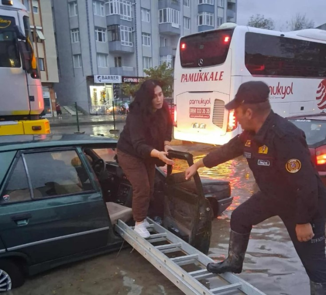 Bir anda bastırdı! Megakent yağışa teslim oldu, yollar göle döndü