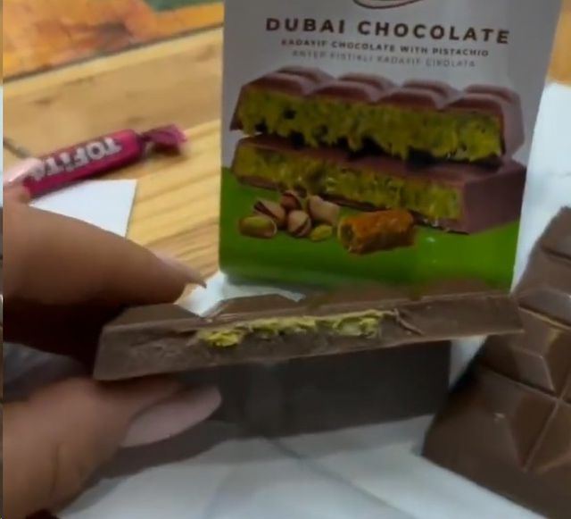 Dubai çikolatasını kırınca şaşkına döndüler